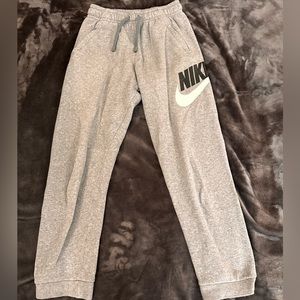 Boys youth large 14-16 grey Nike sweat pants